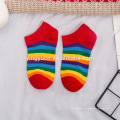 Bunte gestreifte Regenbogen-Baumwollsocken für Damen